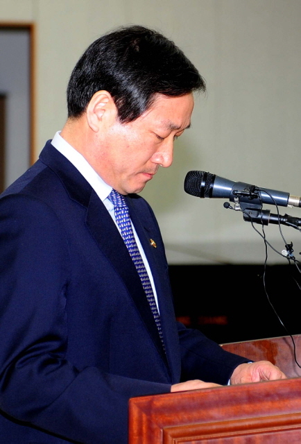 4일 오후 김포 시민회관에서 열린 새누리당 긴급 당직자 회의에 참석한 유정복 안전행정부 장관이  인사말 도중 감정이 복받치는듯 고개를 숙이고 있다.장용준기자 jyjun@kyeonggi.com