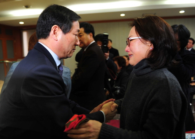 4일 오후 김포 시민회관에서 열린 새누리당 긴급 당직자 회의에 참석한 유정복 안전행정부 장관이  사실상 인천시장 출마를 위해 떠난다는 인사말을 마친후 흐느끼며 우는 여성 당원들과 인사를 나누고 있다.장용준기자 jyjun@kyeonggi.com