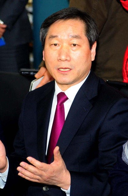 6일 오후 인천시장 출마선언을 한 유정복 전 안전행정부 장관이 인천시청을 방문해 기자실에서 간담회를 갖고 있다.장용준기자 jyjun@kyeonggi.com