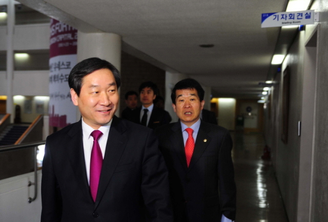 6일 오후 인천시장 출마선언을 한 유정복 전 안전행정부 장관이 인천시청을 방문해 간담회장인 기자실로 향하고 있다.장용준기자 jyjun@kyeonggi.com