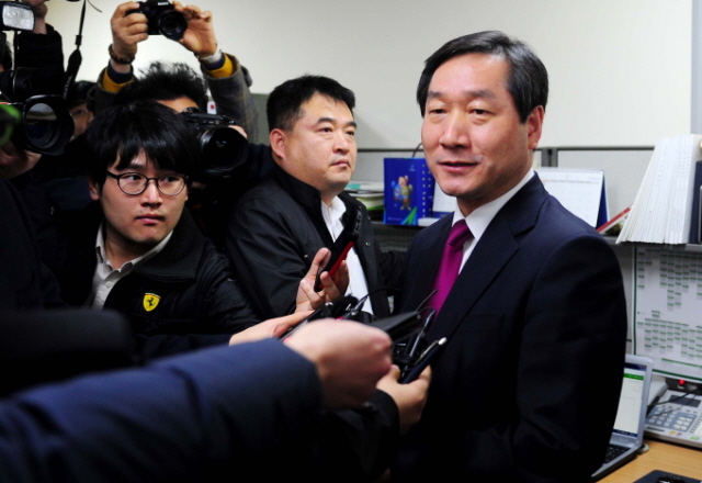 6일 오후 인천시장 출마선언을 한 유정복 전 안전행정부 장관이 인천시청을 방문해 기자실에서 간담회를 갖고 있다.장용준기자 jyjun@kyeonggi.com