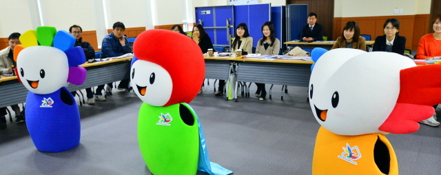 6,4 전국동시지방선거를 앞두고 6일 경기도와 각 시,군 선거관리위원회 홍보담당자들이 모든 유권자가 참여하는 선거를 만들기 위해 각종 홍보 실무교육을 받고 있다  김시범기자 sbkim@kyeonggi.com