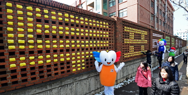 6.4 지방선거를 세달 앞둔 9일 수원 권선고등학교에서 권선구 선거관리위원회가 학교 담장에 지방선거 공식 슬로건 '나와 가족을 위해 투표로 응원하세요!'란 문구를 새겨 넣고 있다. 권선구 선관위는 지방선거에 대한 관심과 참여유도, 공정하고 깨끗한 선거문화 정착을 위해 이벤트를 마련했다. 추상철기자 scchoo@kyeonggi.com