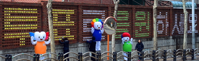 6.4 지방선거를 세달 앞둔 9일 수원 권선고등학교에서 권선구 선거관리위원회가 학교 담장에 지방선거 공식 슬로건 '나와 가족을 위해 투표로 응원하세요!'란 문구를 새겨 넣고 있다. 권선구 선관위는 지방선거에 대한 관심과 참여유도, 공정하고 깨끗한 선거문화 정착을 위해 이벤트를 마련했다. 추상철기자 scchoo@kyeonggi.com