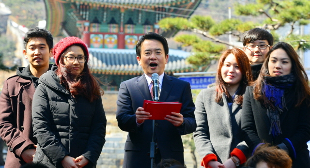 남경필 새누리당 의원이 9일 오후 수원시 팔달구 지동시장에서 경기도지사 출마를 공식 선언한 후 지지자들과 승리를 다짐하고 있다. 김시범기자 sbkim@kyeonggi.com