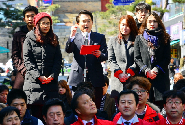 남경필 새누리당 의원이 9일 오후 수원시 팔달구 지동시장에서 경기도지사 출마를 공식 선언한 후 지지자들과 승리를 다짐하고 있다. 김시범기자 sbkim@kyeonggi.com