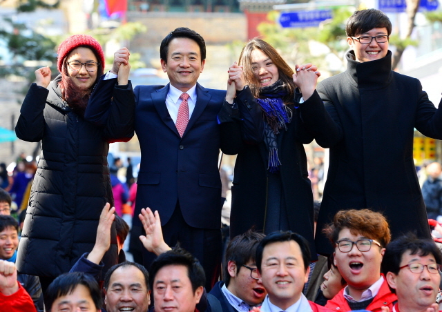남경필 새누리당 의원이 9일 오후 수원시 팔달구 지동시장에서 경기도지사 출마를 공식 선언한 후 지지자들과 승리를 다짐하고 있다. 김시범기자 sbkim@kyeonggi.com