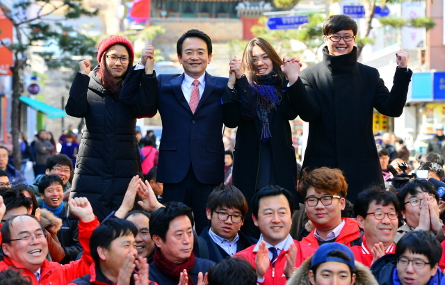 남경필 새누리당 의원이 9일 오후 수원시 팔달구 지동시장에서 경기도지사 출마를 공식 선언한 후 지지자들과 승리를 다짐하고 있다. 김시범기자 sbkim@kyeonggi.com