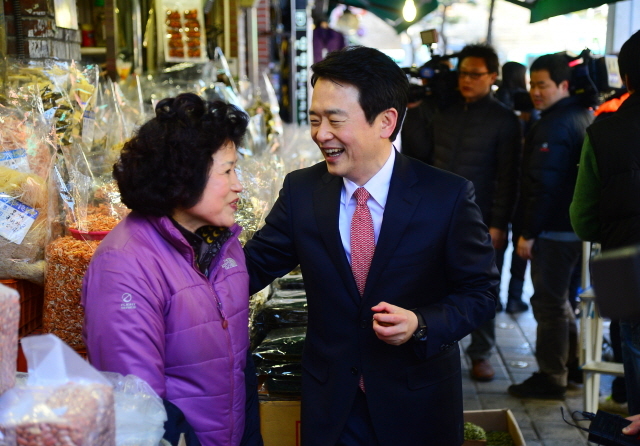 남경필 새누리당 의원이 9일 오후 수원시 팔달구 지동시장에서 경기도지사 출마를 공식 선언한 후 시장상인들과 인사를 나누고 있다. 김시범기자 sbkim@kyeonggi.com