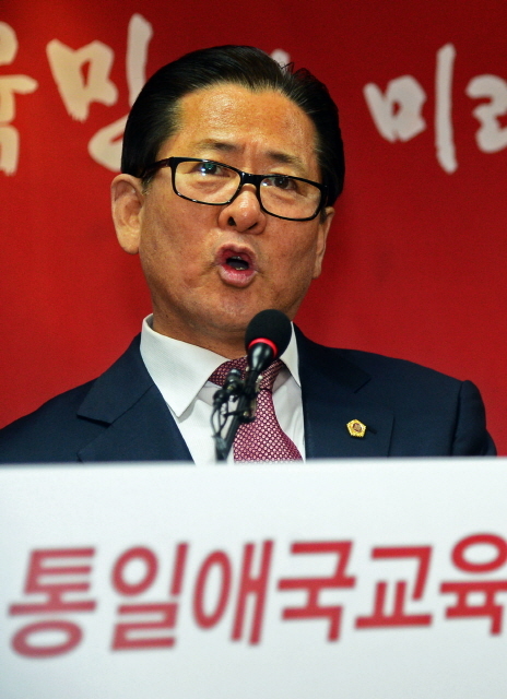 10일 경기도교육청 브리핑룸에서 김광래 경기도의회 교육의원이 6.4지방선거 경기도교육감 출마선언을 하고 있다. 추상철기자 scchoo@kyeonggi.com