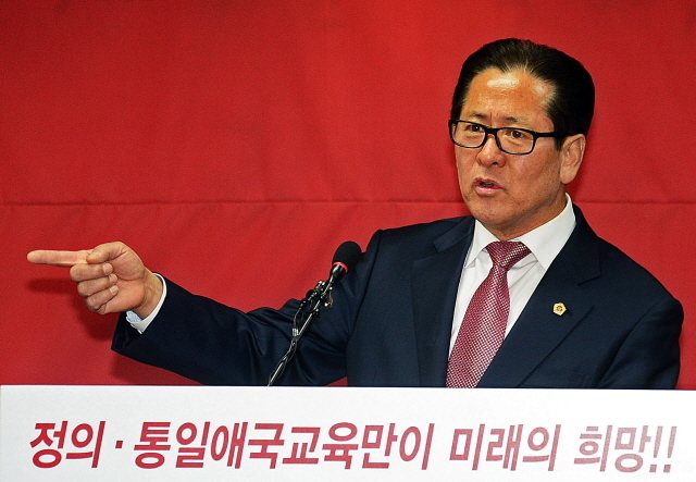 10일 경기도교육청 브리핑룸에서 김광래 경기도의회 교육의원이 6.4지방선거 경기도교육감 출마선언을 하고 있다. 추상철기자 scchoo@kyeonggi.com