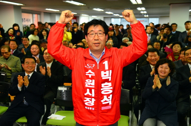 박흥석 새누리당 수원시장 예비후보가 11일 선거사무소 개소식을 갖고 6,4 지방선거에서 승리를 다짐하고 있다. 김시범기자 sbkim@kyeonggi.com
