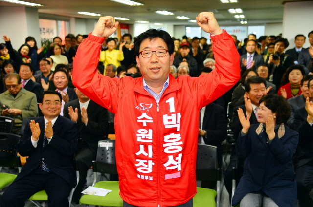 박흥석 새누리당 수원시장 예비후보가 11일 선거사무소 개소식을 갖고 6,4 지방선거에서 승리를 다짐하고 있다. 김시범기자 sbkim@kyeonggi.com