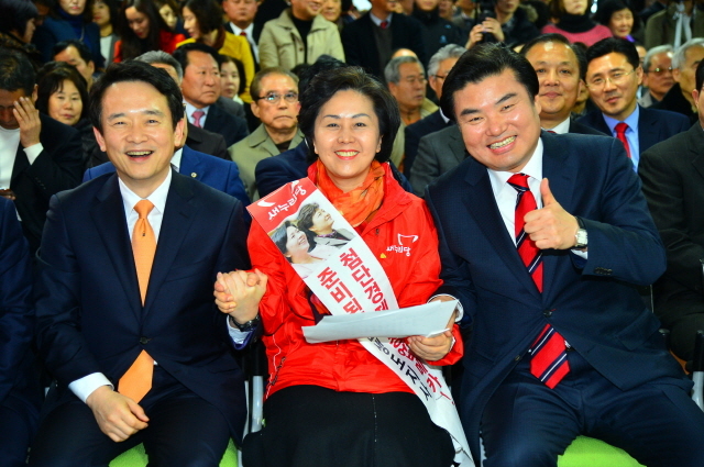 11일 박흥석 새누리당 수원시장 예비후보 선거사무소 개소식에 참석한 (왼쪽부터)새누리당 남경필, 김영선, 원유철 경기지사 후보가 포즈를 취하며  6,4 지방선거 승리를 다짐하고 있다. 김시범기자 sbkim@kyeonggi.com