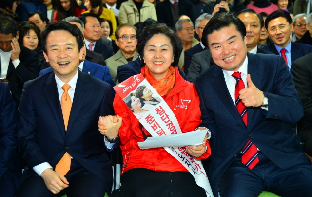 11일 박흥석 새누리당 수원시장 예비후보 선거사무소 개소식에 참석한 (왼쪽부터)새누리당 남경필, 김영선, 원유철 경기지사 후보가 포즈를 취하며  6,4 지방선거 승리를 다짐하고 있다. 김시범기자 sbkim@kyeonggi.com