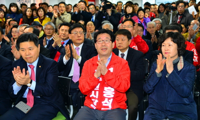 11일 박흥석 새누리당 수원시장 예비후보 선거사무소 개소식에서 박 후보와 홍문종 새누리당 사무총장 등 참석자들이 6,4 지방선거 승리를 다짐하고 있다. 김시범기자 sbkim@kyeonggi.com