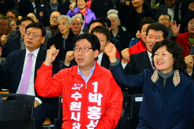 박흥석 새누리당 수원시장 예비후보가 11일 선거사무소 개소식을 갖고 6,4 지방선거에서 승리를 다짐하고 있다. 김시범기자 sbkim@kyeonggi.com