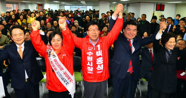 박흥석 새누리당 수원시장 예비후보가 11일 선거사무소 개소식에서 새누리당 남경필, 원유철, 김영선 경기지사 후보 등과 손을 들어  6,4 지방선거 승리를 다짐하고 있다. 김시범기자 sbkim@kyeonggi.com