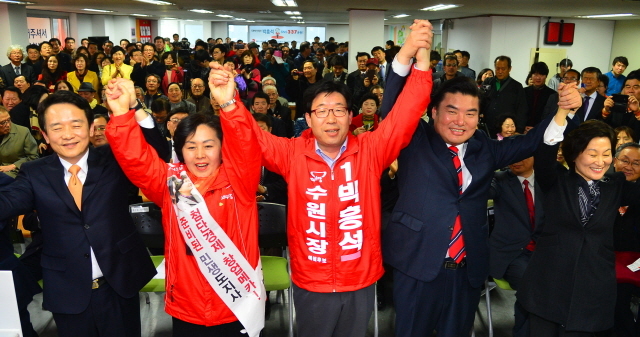 박흥석 새누리당 수원시장 예비후보가 11일 선거사무소 개소식에서 새누리당 남경필, 원유철, 김영선 경기지사 후보 등과 손을 들어  6,4 지방선거 승리를 다짐하고 있다. 김시범기자 sbkim@kyeonggi.com