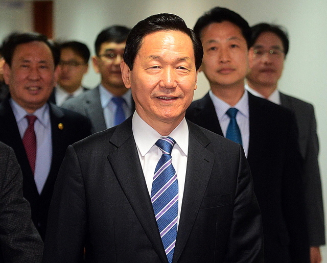 12일 김상곤 전 경기도교육감이 6.4 지방선거 경기도지사 출마를 선언하기 위해 경기도의회 브리핑룸으로 들어서고 있다. 추상철기자 scchoo@kyeonggi.com