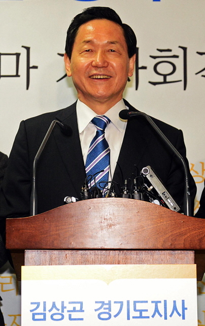 12일 경기도의회 브리핑룸에서 김상곤 전 경기도교육감이 6.4 지방선거 경기도지사 출마를 선언하고 있다. 추상철기자 scchoo@kyeonggi.com
