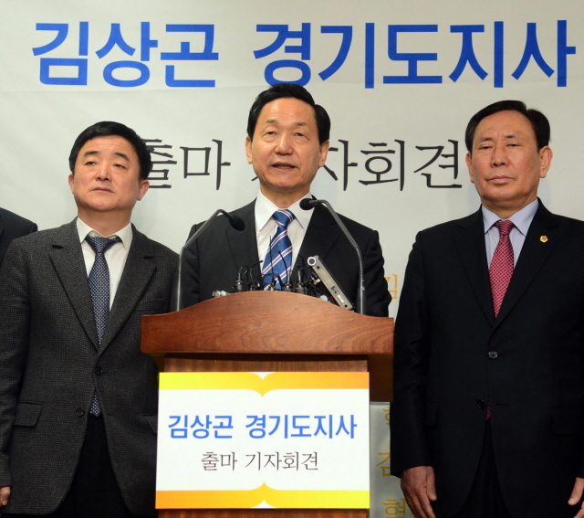 12일 경기도의회 브리핑룸에서 김상곤 전 경기도교육감이 6.4 지방선거 경기도지사 출마를 선언하고 있다. 추상철기자 scchoo@kyeonggi.com