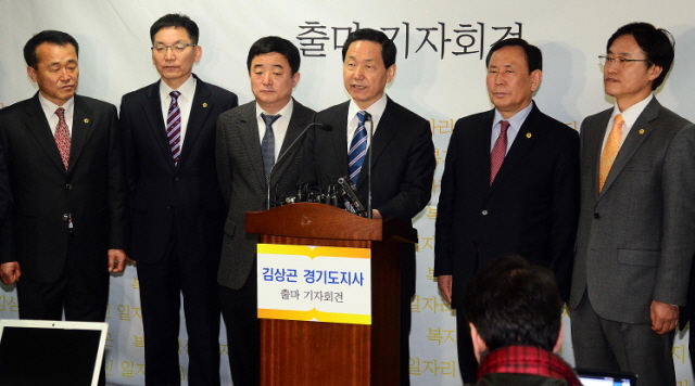 12일 경기도의회 브리핑룸에서 김상곤 전 경기도교육감이 6.4 지방선거 경기도지사 출마를 선언하고 있다. 추상철기자 scchoo@kyeonggi.com