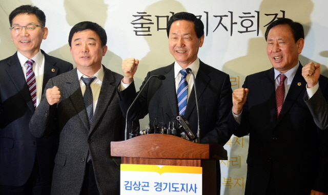 12일 경기도의회 브리핑룸에서 김상곤 전 경기도교육감이 6.4 지방선거 경기도지사 출마를 선언한후 지지자들과 함께 선거 승리를 다짐하고 있다. 추상철기자 scchoo@kyeonggi.com