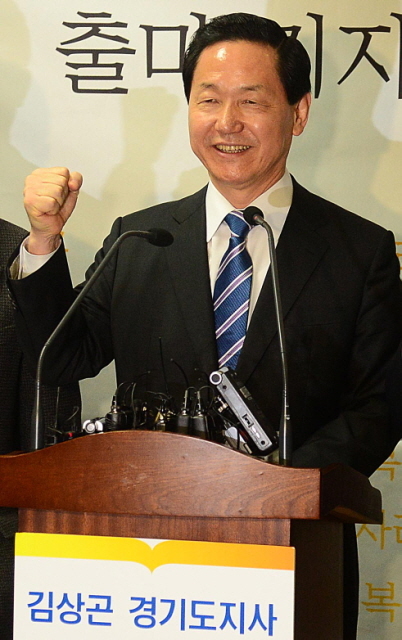 12일 경기도의회 브리핑룸에서 김상곤 전 경기도교육감이 6.4 지방선거 경기도지사 출마를 선언한후 선거 승리를 다짐하고 있다. 추상철기자 scchoo@kyeonggi.com
