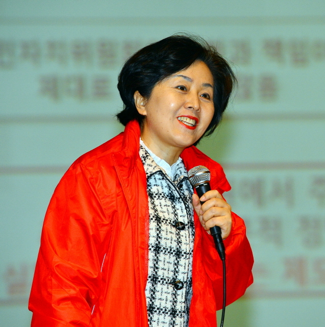 12일 경기도주민자치위원회 주관으로 수원 장안구청 한누리아트홀에서 열린 '경기도지사 후보 초청 강연회'에서 새누리당 김영선 예비후보가 경기도 정책 등에 관해 강연하고 있다. 김시범기자 sbkim@kyeonggi.com
