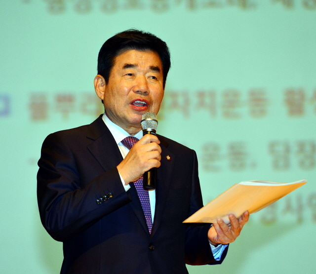 12일 경기도주민자치위원회 주관으로 수원 장안구청 한누리아트홀에서 열린 '경기도지사 후보 초청 강연회'에서 민주당 김진표 예비후보가 경기도 정책 등에 관해 강연하고 있다. 김시범기자 sbkim@kyeonggi.com