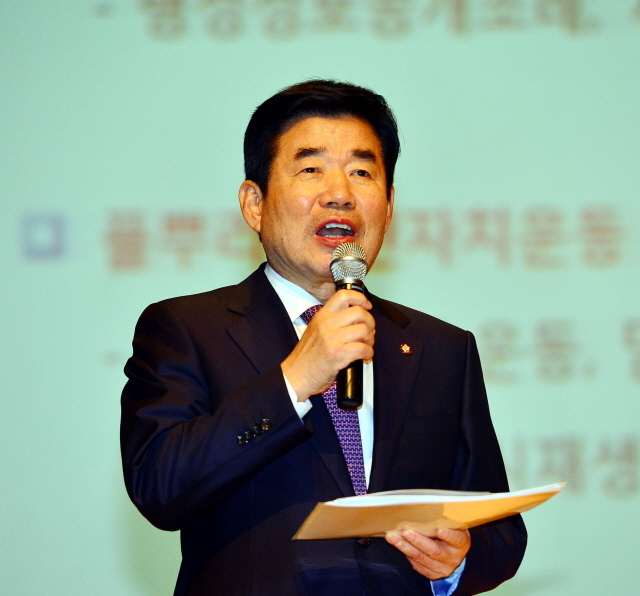 12일 경기도주민자치위원회 주관으로 수원 장안구청 한누리아트홀에서 열린 '경기도지사 후보 초청 강연회'에서 민주당 김진표 예비후보가 경기도 정책 등에 관해 강연하고 있다. 김시범기자 sbkim@kyeonggi.com