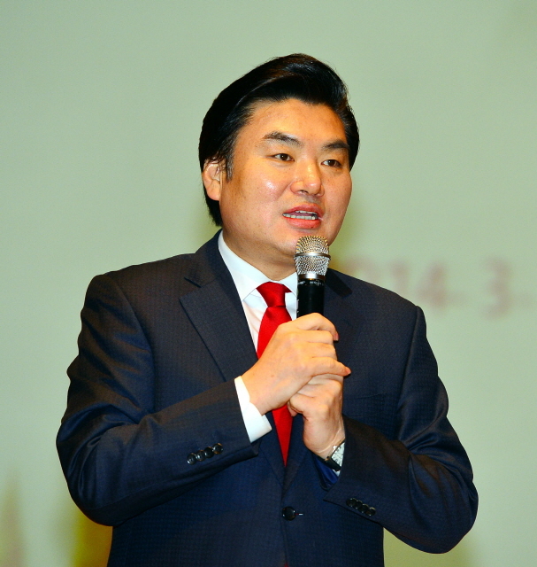 12일 경기도주민자치위원회 주관으로 수원 장안구청 한누리아트홀에서 열린 '경기도지사 후보 초청 강연회'에서 새누리당 원유철 예비후보가 경기도 정책 등에 관해 강연하고 있다. 김시범기자 sbkim@kyeonggi.com
