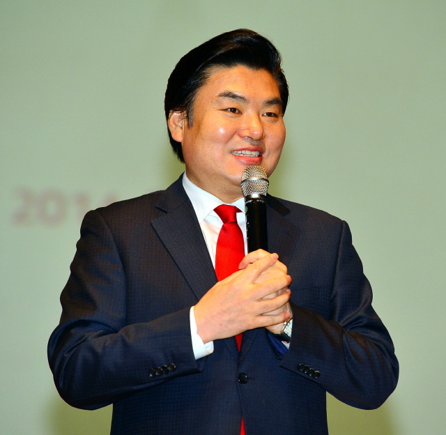 12일 경기도주민자치위원회 주관으로 수원 장안구청 한누리아트홀에서 열린 '경기도지사 후보 초청 강연회'에서 새누리당 원유철 예비후보가 경기도 정책 등에 관해 강연하고 있다. 김시범기자 sbkim@kyeonggi.com
