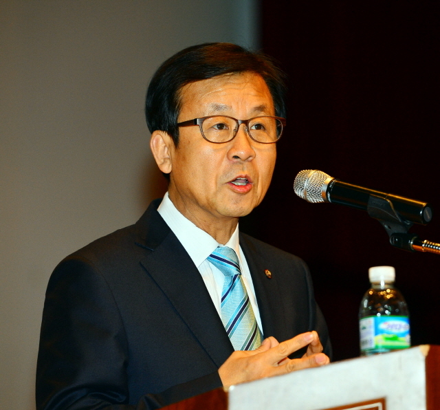 12일 경기도주민자치위원회 주관으로 수원 장안구청 한누리아트홀에서 열린 '경기도지사 후보 초청 강연회'에서 민주당 원혜영 예비후보가 경기도 정책 등에 관해 강연하고 있다. 김시범기자 sbkim@kyeonggi.com