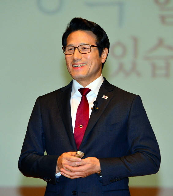 12일 경기도주민자치위원회 주관으로 수원 장안구청 한누리아트홀에서 열린 '경기도지사 후보 초청 강연회'에서 새누리당 정병국 예비후보가 경기도 정책 등에 관해 강연하고 있다. 김시범기자 sbkim@kyeonggi.com