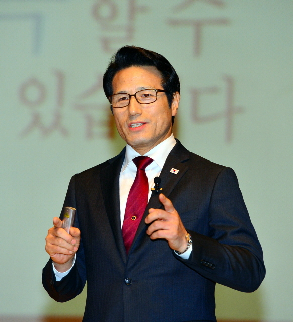 12일 경기도주민자치위원회 주관으로 수원 장안구청 한누리아트홀에서 열린 '경기도지사 후보 초청 강연회'에서 새누리당 정병국 예비후보가 경기도 정책 등에 관해 강연하고 있다. 김시범기자 sbkim@kyeonggi.com