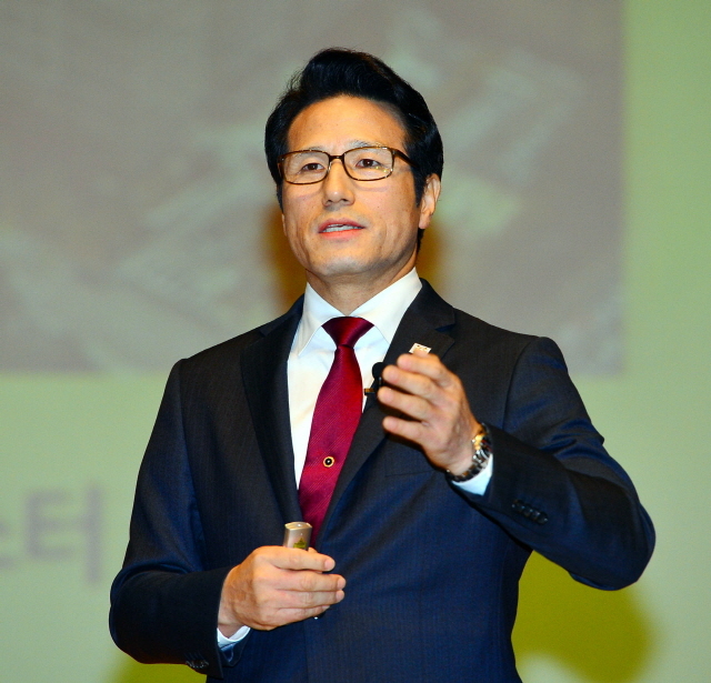 12일 경기도주민자치위원회 주관으로 수원 장안구청 한누리아트홀에서 열린 '경기도지사 후보 초청 강연회'에서 새누리당 정병국 예비후보가 경기도 정책 등에 관해 강연하고 있다. 김시범기자 sbkim@kyeonggi.com