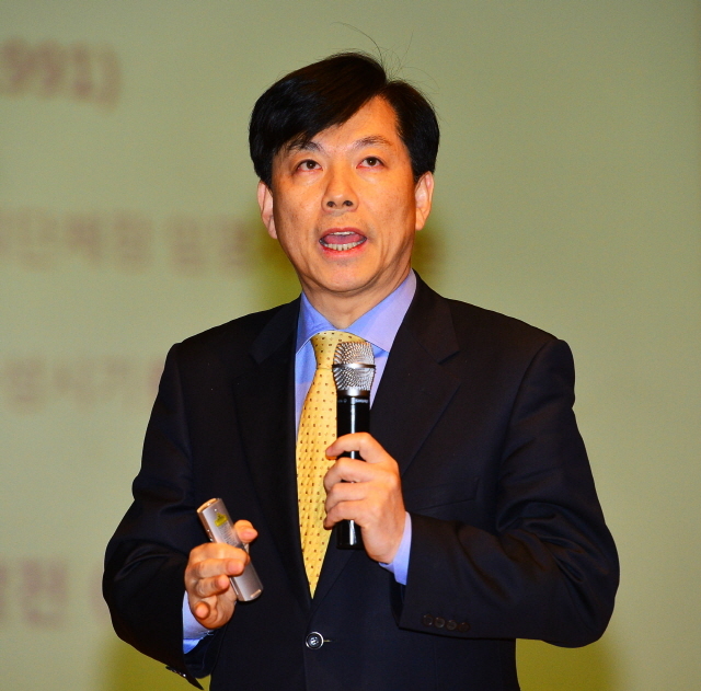 12일 경기도주민자치위원회 주관으로 수원 장안구청 한누리아트홀에서 열린 '경기도지사 후보 초청 강연회'에서 민주당 김창호 예비후보가 경기도 정책 등에 관해 강연하고 있다. 김시범기자 sbkim@kyeonggi.com