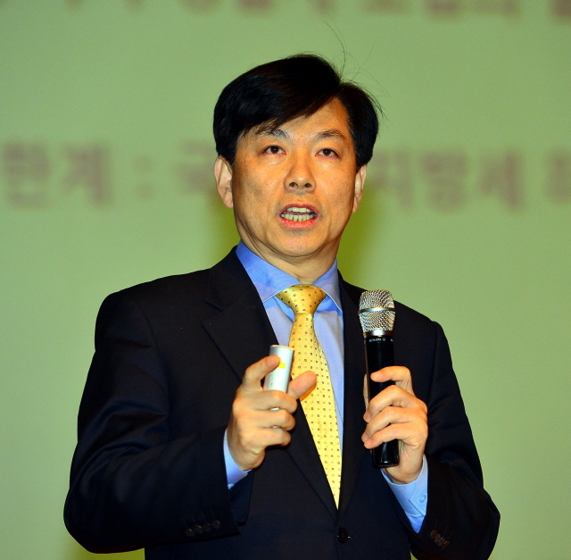 12일 경기도주민자치위원회 주관으로 수원 장안구청 한누리아트홀에서 열린 '경기도지사 후보 초청 강연회'에서 민주당 김창호 예비후보가 경기도 정책 등에 관해 강연하고 있다. 김시범기자 sbkim@kyeonggi.com
