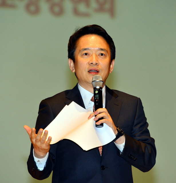 12일 경기도주민자치위원회 주관으로 수원 장안구청 한누리아트홀에서 열린 '경기도지사 후보 초청 강연회'에서 새누리당 남경필 예비후보가 경기도 정책 등에 관해 강연하고 있다. 김시범기자 sbkim@kyeonggi.com