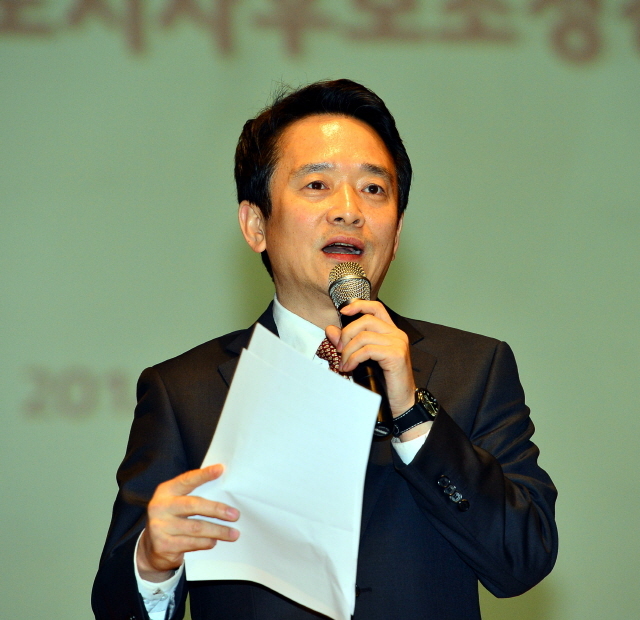 12일 경기도주민자치위원회 주관으로 수원 장안구청 한누리아트홀에서 열린 '경기도지사 후보 초청 강연회'에서 새누리당 남경필 예비후보가 경기도 정책 등에 관해 강연하고 있다. 김시범기자 sbkim@kyeonggi.com
