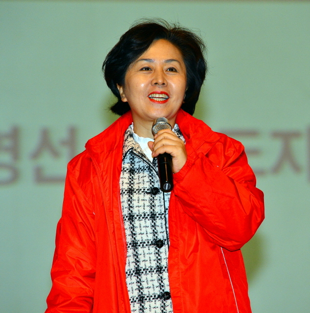 12일 경기도주민자치위원회 주관으로 수원 장안구청 한누리아트홀에서 열린 '경기도지사 후보 초청 강연회'에서 새누리당 김영선 예비후보가 경기도 정책 등에 관해 강연하고 있다. 김시범기자 sbkim@kyeonggi.com