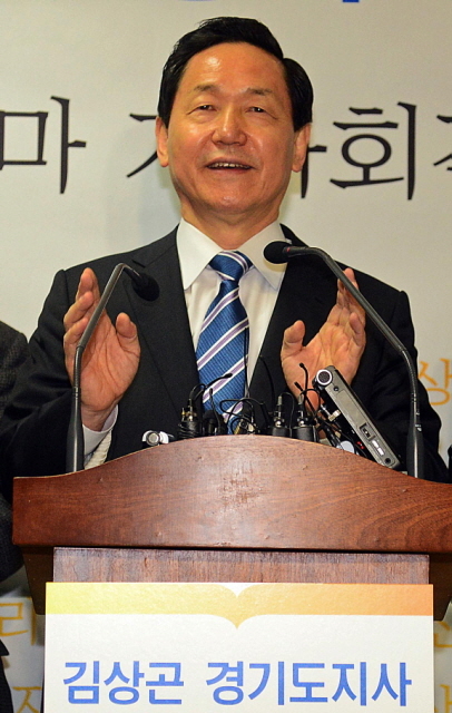 12일 경기도의회 브리핑룸에서 김상곤 전 경기도교육감이 6.4 지방선거 경기도지사 출마를 선언하고 있다. 추상철기자 scchoo@kyeonggi.com