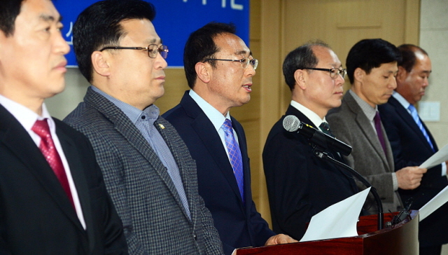 13일 수원시의회 세미나실에서 경기도 시군의회 민주당 소속 의장단이 기자회견을 열고 새누리당의 기초자치단체장 및 기초의원 정당공천제 폐지를 촉구하고 있다. 추상철기자 scchoo@kyeonggi.com