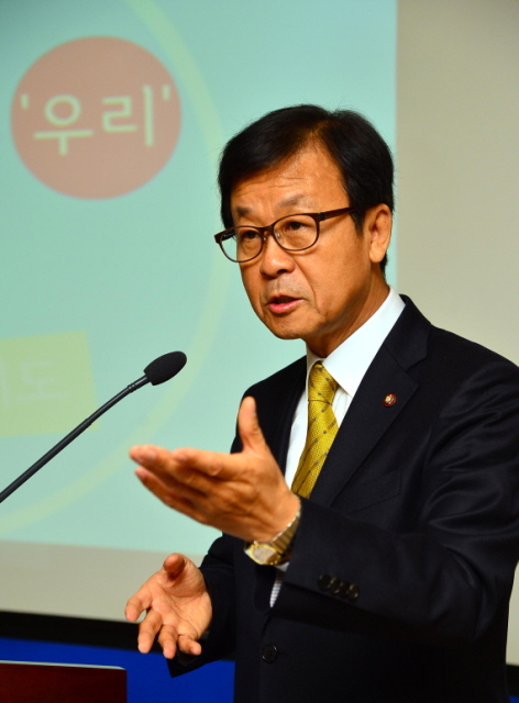 원혜영 민주당 경기도지사 예비후보가 13일 경기도의회 소회의실에서 경기도 정책비전 공약을 발표하고 있다. 김시범기자 sbkim@kyeonggi.com