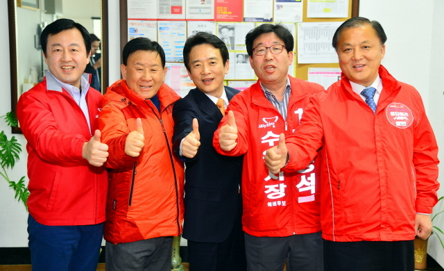16일 새누리당 수원시장 예비후보들이 공정한 경선방법 등을 논의하기 위해 모여 남경필 경기도지사 예비후보와 함께 공명선거 실천을 다짐하고 있다. (왼쪽부터) 김용남, 김용서 수원시장 예비후보, 남경필 경기지사 후보, 박흥석, 최규진 수원시장 예비후보. 김시범기자 sbkim@kyeonggi.com