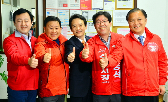 16일 새누리당 수원시장 예비후보들이 공정한 경선방법 등을 논의하기 위해 모여 남경필 경기도지사 예비후보와 함께 공명선거 실천을 다짐하고 있다. (왼쪽부터) 김용남, 김용서 수원시장 예비후보, 남경필 경기지사 후보, 박흥석, 최규진 수원시장 예비후보. 김시범기자 sbkim@kyeonggi.com