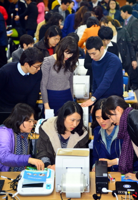 17일 오후 수원 경기도선거관리위원회에서 6.4지방선거 사전투표 요원들이 사전투표 운용장비 설치 및 운용실습을 갖고 있다. 전국단위 선거로는 처음 실시되는 6.4지방선거 사전투표는 5월 30일부터 이틀간 전국 3500여개 사전투표소 중 편리한 곳에서 할 수 있다.  김시범기자 sbkim@kyeonggi.com