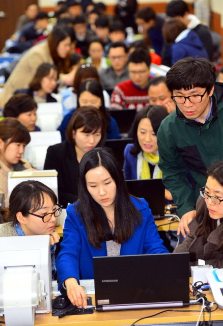 17일 오후 수원 경기도선거관리위원회에서 6.4지방선거 사전투표 요원들이 사전투표 운용장비 설치 및 운용실습을 갖고 있다. 전국단위 선거로는 처음 실시되는 6.4지방선거 사전투표는 5월 30일부터 이틀간 전국 3500여개 사전투표소 중 편리한 곳에서 할 수 있다.  김시범기자 sbkim@kyeonggi.com